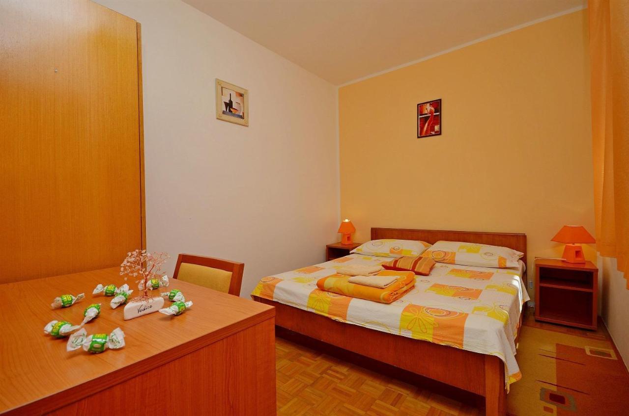 Apartment And Room Ivica Vodice Bagian luar foto